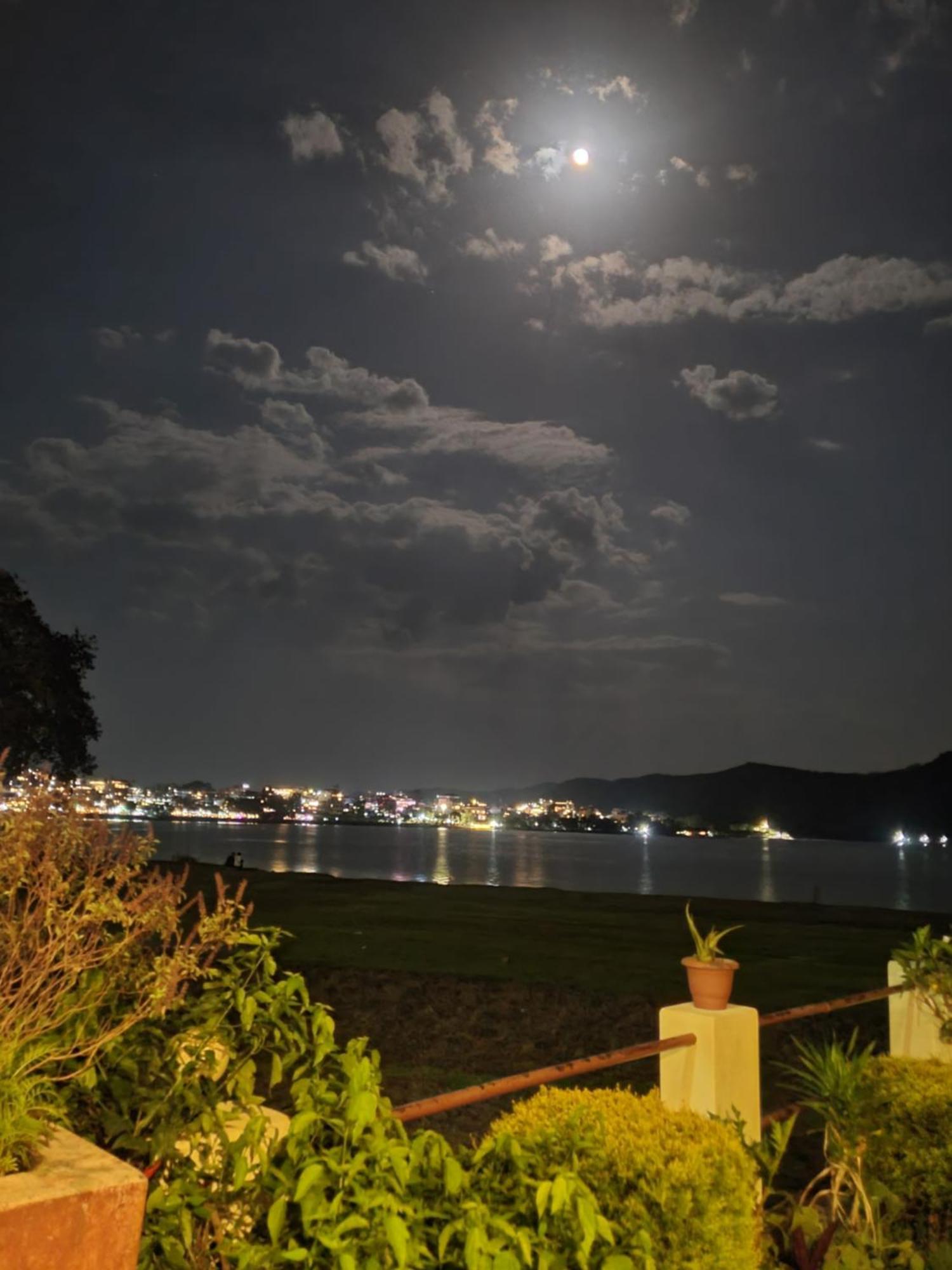 Hotel Waterside Pokhara Exterior foto